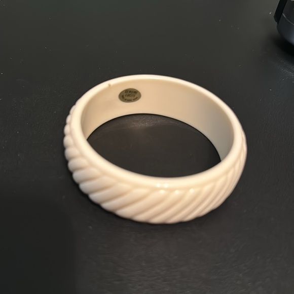 Vintage Plastic Bangle Bracelet, White, Scalloped, Genuine Lucite, Retro, Boho - Picture 4 of 9